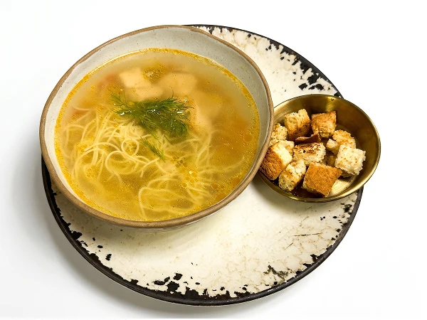 Куриный бульон с домашней лапшой и куриным филе