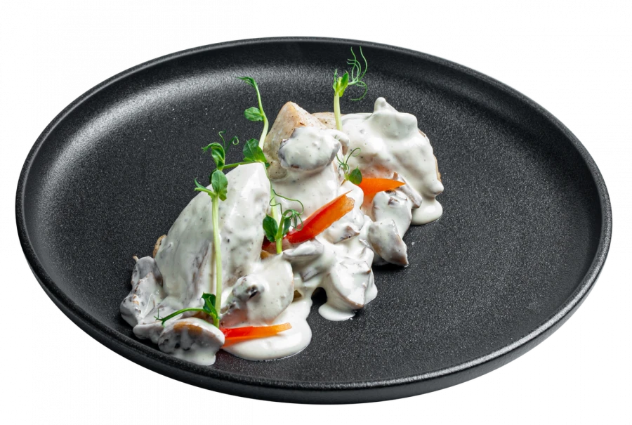 Куриное филе со сливочно-грибным соусом и картофелем