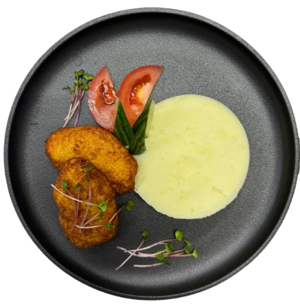 Котлеты куриные с картофельным пюре и овощами 