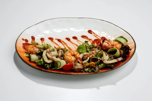 Салат с морепродуктами и авокадо