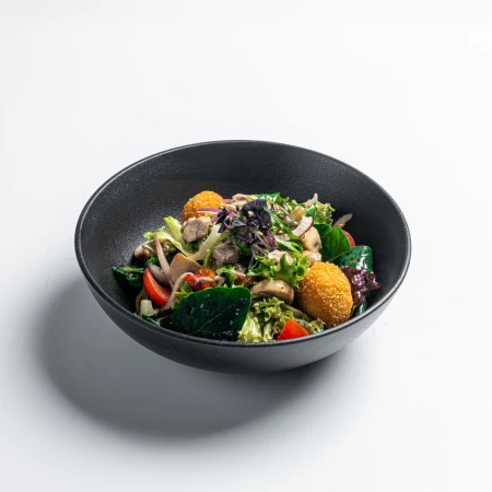 Салат со свининой и хрустящим перепелиным яйцом