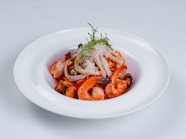 Паста с морепродуктами и томатным соусом 