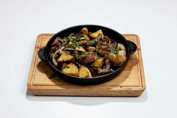 Сковорода с грибами и томленой говядиной