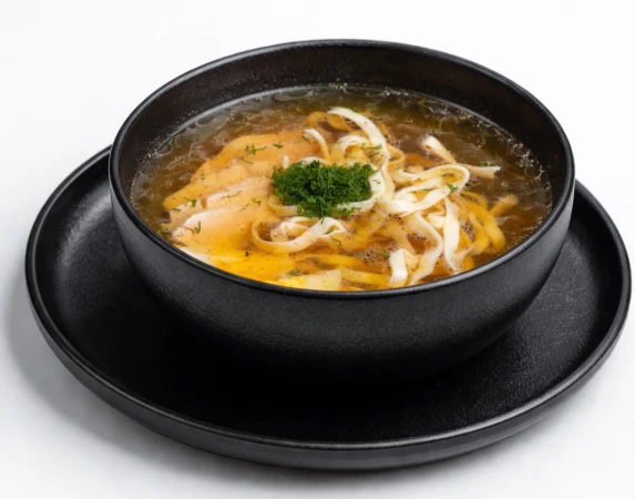 Бульон с лапшой и сухариками