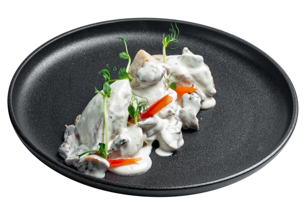 Куриное филе со сливочно-грибным соусом и картофелем