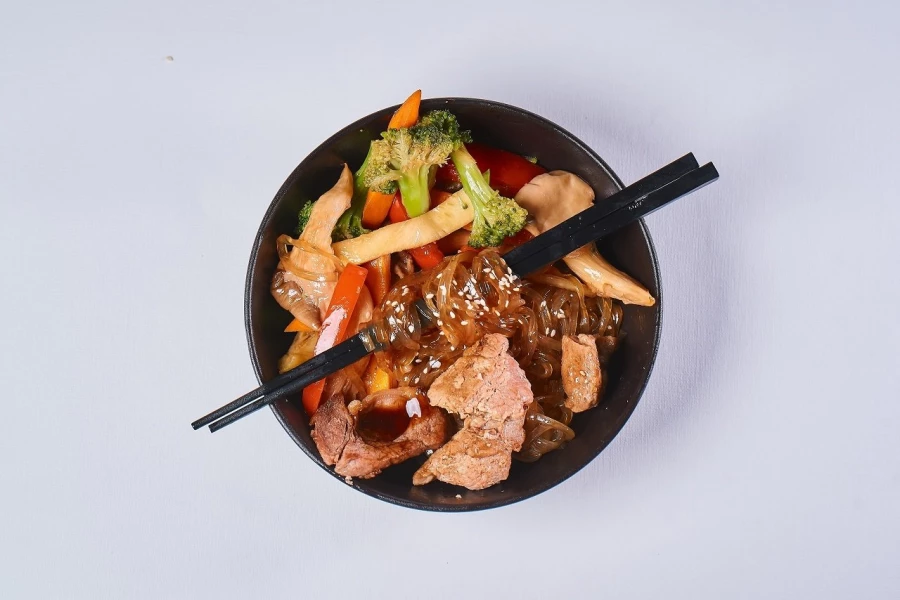 Фунчоза со свининой в соусе свит-чили