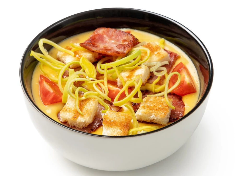 Сырный суп с беконом и гренками