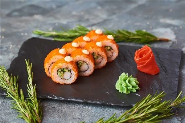 Ролл Калифорния в масаго с креветкой