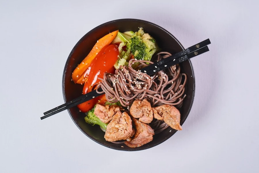 Соба со свининой в соусе свит-чили