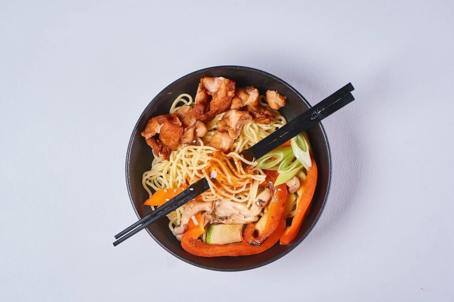 Рамен с курицей в соусе свит-чили