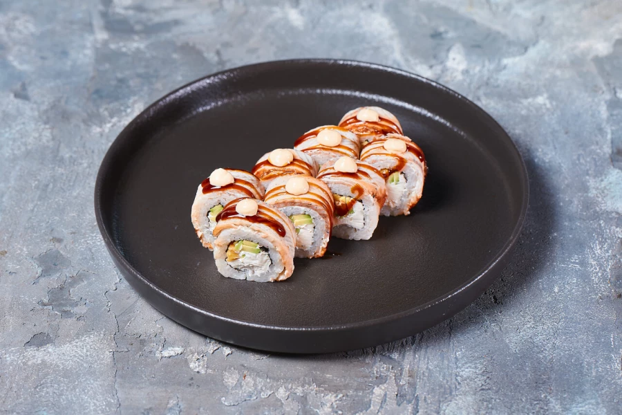 Ролл Дракон с угрём и манго