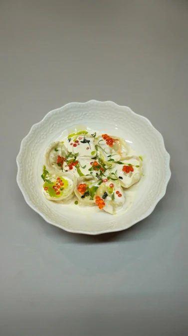 Пельмени из щуки со сливочным соусом и икрой 