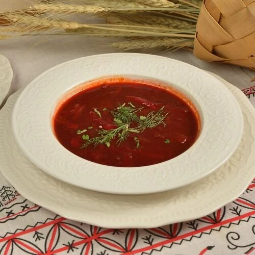 Борщ с говядиной и конфетой из сала 