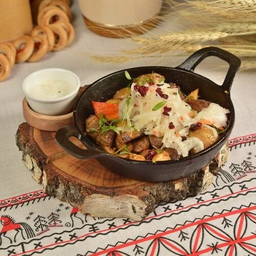 Мясная жареха с картофелем, квашеной капустой 