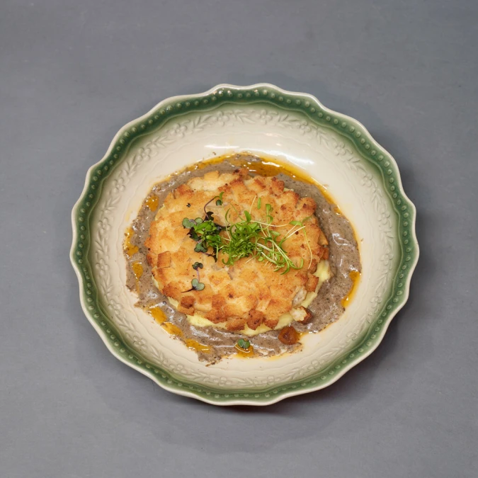Пожарская котлета с картофельным пюре и сливочно-грибным соусом