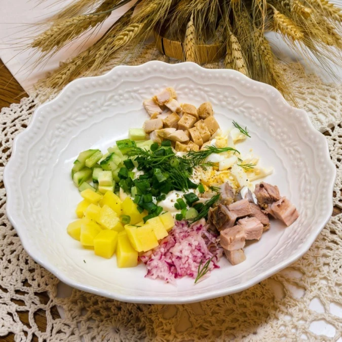Окрошка с копченой курицей и бужениной