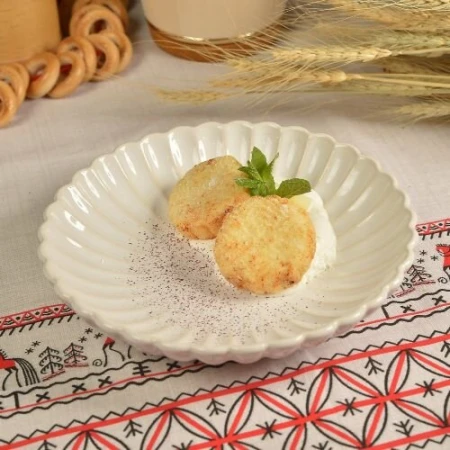  Сырники с яблоками  и взбитой сметаной