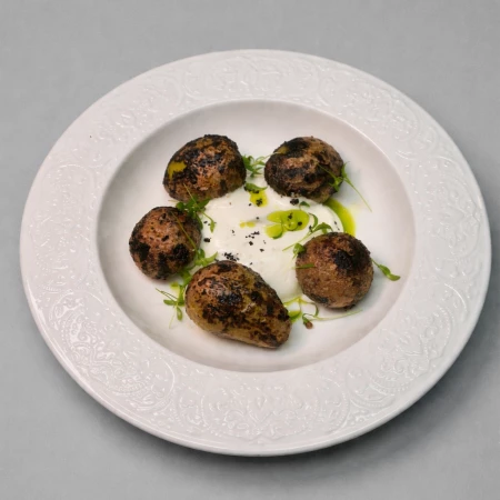 Печеный черный картофель со сметаной 