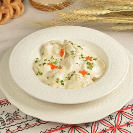 Пельмени из щуки с икорным соусом 