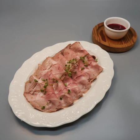 Буженина с соусом из черноплодной рябины, меда и черного перца