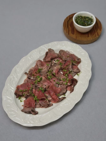 Ростбиф с пряным соусом из зелени 