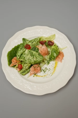 Цезарь по-русски с подкопченной форелью 