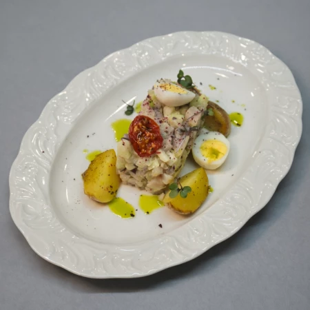 Тар тар из сельди с зеленым яблоком и печеным картофелем 