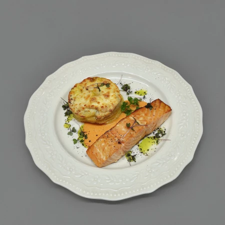 Стейк подкопченной форели с гратеном из картофеля и соусом биск 
