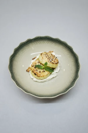 Сырники с яблоками в меде с корицей и взбитой сметаной 