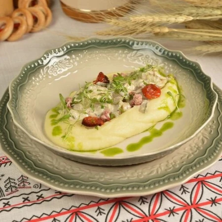 Говядина по-строгоновски с картофельным пюре 
