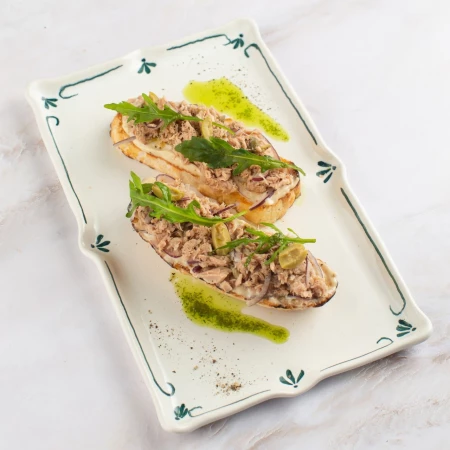 Брускета с тунцом, каперсами, оливками и красным луком