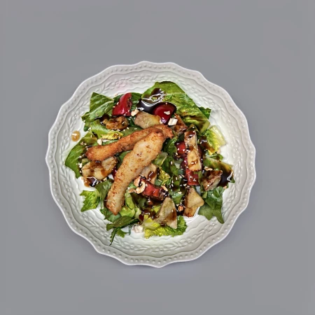 Теплый салат с креветками в кляре и жареными баклажанами 