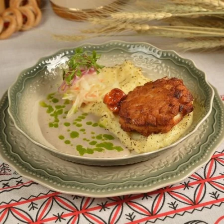 Пожарская котлета с картофельным пюре и грибным соусом