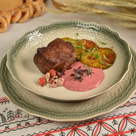 Говяжий филей с редькой и свекольным соусом 
