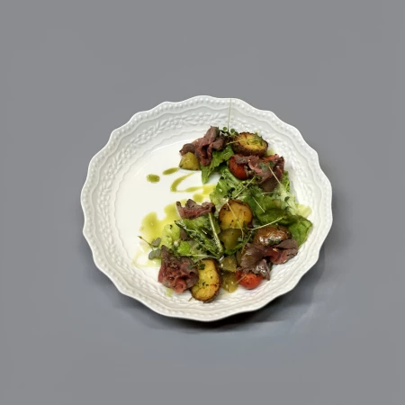 Салат с ростбифом, молод картофелем и конопляной заправкой