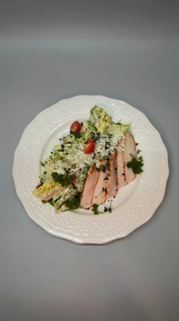 Цезарь по-русски с подкопченной курицей