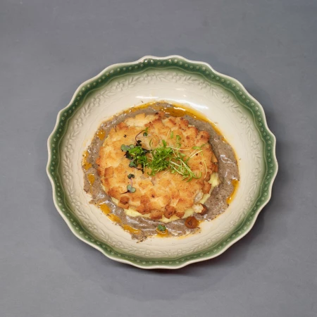 Пожарская котлета с картофельным пюре и сливочно-грибным соусом