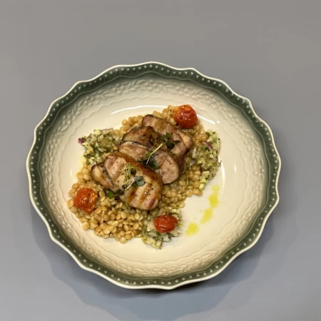 Утиная грудка с жемчужной крупой и тар-таром из зеленых томатов