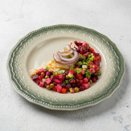 Винегрет из печёных овощей с квашеной капустой и солёными груздями.