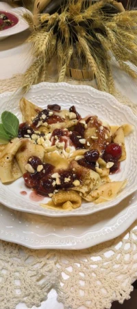 Блины с томлёной черешней, сливочным сыром и соусом из портвейна