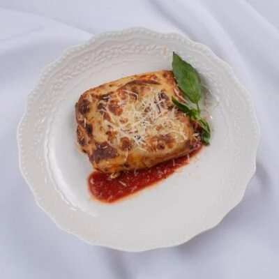 Мясная лазанья, запеченная в печи под белым соусом