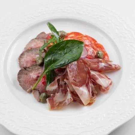 Мясные деликатесы. Пармская ветчина, ростбиф, пеперони