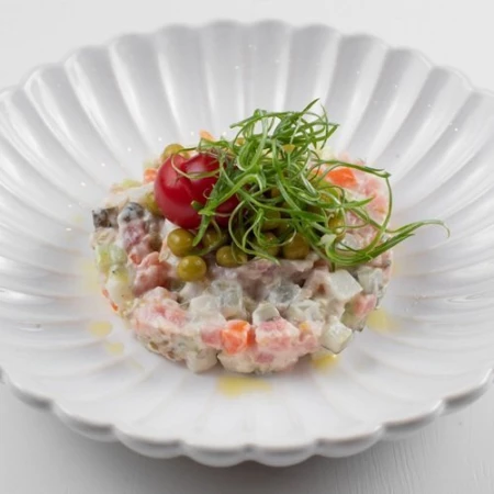 Классический оливье курицей и пармой