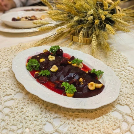 Печеная свекла на вишневом киселе с маринованной вишней  и фундуком  