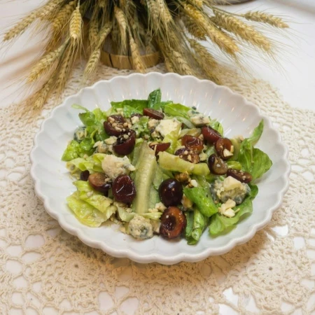 Салат с черешней, рокфорини и миксом зелени