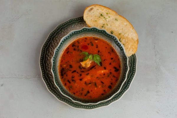 Летний суп с мидиями, креветками и кальмаром