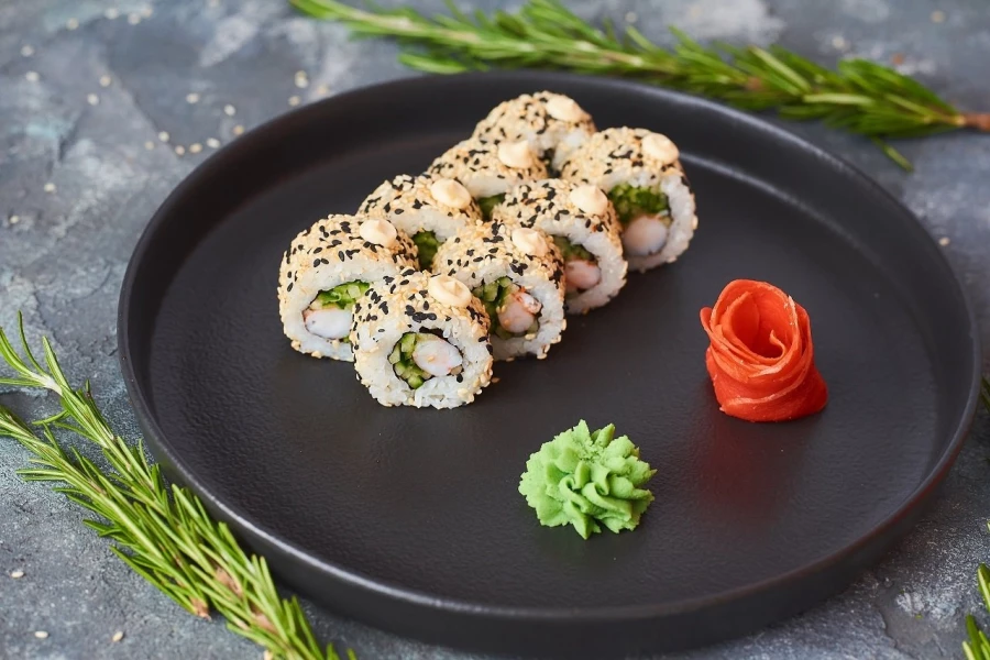 Ролл Калифорния в кунжуте с креветкой