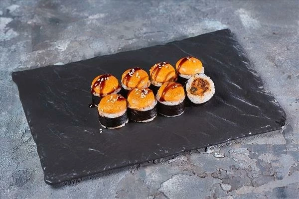 Запеченный ролл маки спайси-мидии