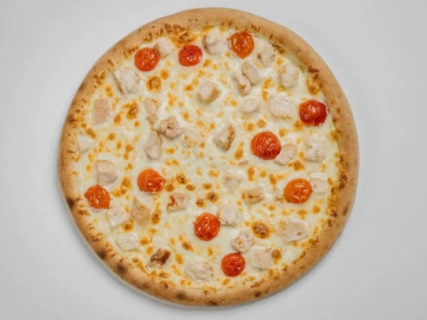 Пицца с курицей и томатами
