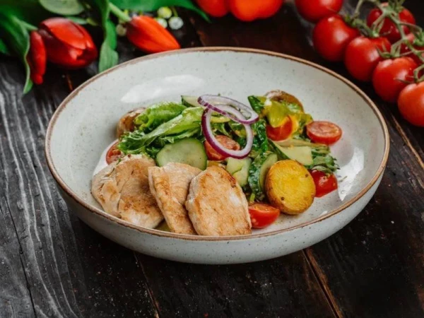 Салат с курицей, картофелем и миксом зелени